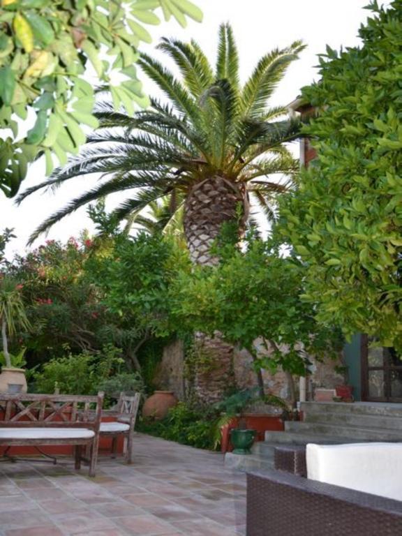 サルス・ル・シャトー Casa Montes Bed & Breakfast エクステリア 写真