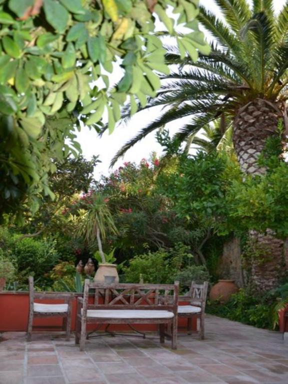 サルス・ル・シャトー Casa Montes Bed & Breakfast エクステリア 写真