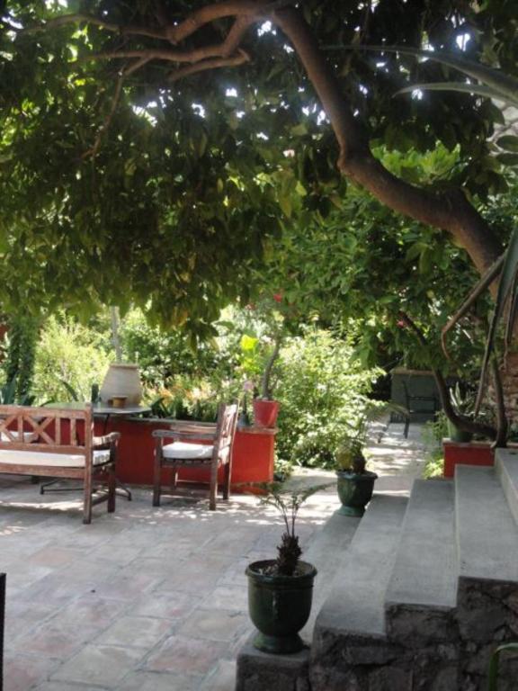 サルス・ル・シャトー Casa Montes Bed & Breakfast エクステリア 写真