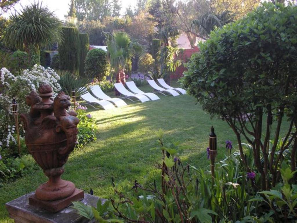 サルス・ル・シャトー Casa Montes Bed & Breakfast エクステリア 写真